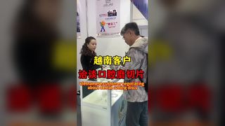 Cliente vietnamita negocia productos para triturar y rebanar orales